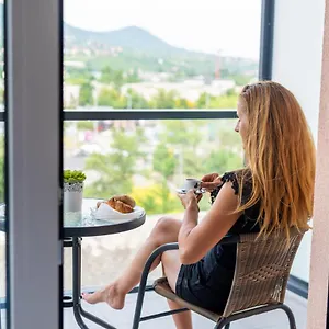 Sweet , 30sqm Studio, Free Private Parking, Mountain View, Balcony, 20 Min From Downtown Apartman