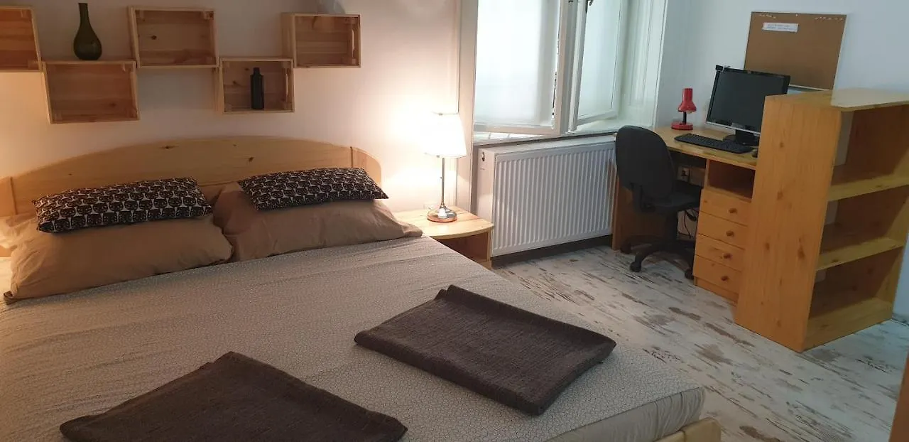 Lara Downtown Apartment Budapest 0*,